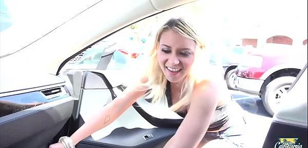  Marsha May petite blonde veut baiser dans une voiture